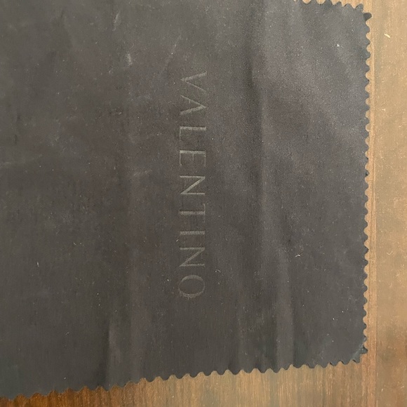 Authentic Valentino sunglasses. Style #5451 w original case and cleaning cloth. - Picture 7 of 9